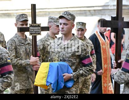 LEOPOLI, UCRAINA - 13 LUGLIO 2024 - Un militare trasporta le ceneri di sotnyk dell'esercito insurrezionale ucraino (UPA) Evhen Shtendera, morto in Canada il 23 agosto 2022, Leopoli, Ucraina occidentale. Foto Stock