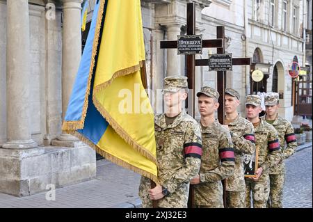 LEOPOLI, UCRAINA - 13 LUGLIO 2024 - i soldati si schierano durante la cerimonia funebre di sotnyk dell'Esercito insurrezionale ucraino (UPA) Evhen Shtendera, morto in Canada il 23 agosto 2022, Leopoli, Ucraina occidentale. Foto Stock