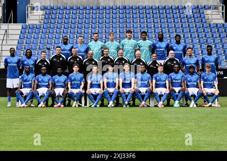 Sopra: 03 Genk's Mujaid Sadick Aliu, Genk's Bryan Heynen, Genk's Bryan, Hendrik Van Crombrugge, Genk's Tijn Van Ingelgom, Genk's Mike Penders, Genk's Kiaba Mounganga, Genk's Tolu Toluwalase Arokodare, Genk's Josue Ndenge Kongolo, Middle: 22 Brad Ryan Manguelle di Genk, Joris Kayembe di Genk, Arnaud Serruys, allenatore fisico di Genk Goran Kontic, allenatore portiere di Genk Guy Martens, ex assistente allenatore di Genk Domenico Olivieri, Lagozny Przemyslaw di Genk, capo allenatore di Genk Thorsten Fink, assistente allenatore di Genk Sebastian Hahn, allenatore individuale di Genk Michel Ribeiro, Gen Michel Ribeiro Foto Stock