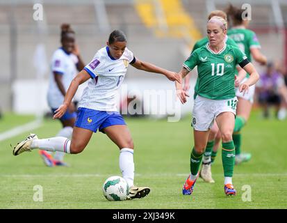 La francese Estelle Cascarino (a sinistra) e la Repubblica d'Irlanda Denise o'Sullivan combattono per il pallone durante la partita di qualificazione a Euro 2025 al Pairc UI Chaoimh di Cork, in Irlanda. Data foto: Martedì 16 luglio 2024. Foto Stock