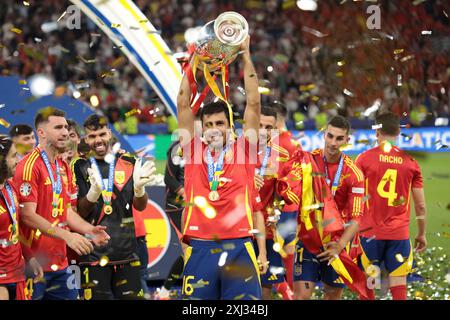 Berlino, Allemagne. 14 luglio 2024. Rodrigo Hernandez alias Rodri di Spagna durante la cerimonia dei trofei a seguito della finale di UEFA Euro 2024 tra Spagna e Inghilterra il 14 luglio 2024 all'Olympiastadion di Berlino, Germania - foto Jean Catuffe/DPPI Credit: DPPI Media/Alamy Live News Foto Stock