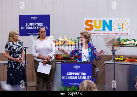 Middleville, Stati Uniti. 3 luglio 2024. Il senatore statunitense Debbie Stabenow, D-Lansing, giusto, parla al YMCA Camp Manitou-Lin Youth Development Center di Middleville, Mich., mercoledì 3 luglio 2024, affiancato dalla first lady Jill Biden, a sinistra, e Diandra Jones, al centro. Biden ha visitato il campo per evidenziare i programmi di nutrizione estiva per i bambini del Dipartimento dell'Agricoltura degli Stati Uniti. (Foto di Andrew Roth/Sipa USA) credito: SIPA USA/Alamy Live News Foto Stock