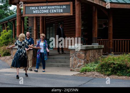 Middleville, Stati Uniti. 3 luglio 2024. La first lady Jill Biden, a sinistra, viene salutata dal direttore esecutivo di YMCA Camp Manitou-Lin Luke Gerke, centro, e dal senatore statunitense Debbie Stabenow, D-Lansing, a destra, all'arrivo al YMCA Camp Manitou-Lin Youth Development Center a Middleville, Mich., mercoledì 3 luglio 2024. (Foto di Andrew Roth/Sipa USA) credito: SIPA USA/Alamy Live News Foto Stock