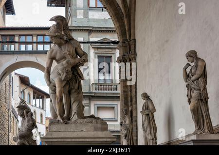 Firenze, Italia - 16 giugno 2024: Veduta della Loggia dei Lanzi (detta anche Loggia della Signoria). La Loggia dei Lanzi è Una bellissima galleria ad arco Foto Stock