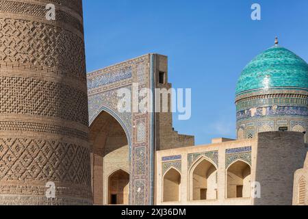 Vista dell'emiro del minareto Kalan e della madrasa Alim Khan di po-i-Kalan (poi Kalan) - complesso religioso islamico Foto Stock