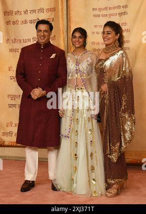 Mumbai, India. 14 luglio 2024. L'attore di Bollywood Boman Irani (L) posa per una foto con sua moglie Zenobia Irani sul tappeto rosso durante la funzione di ricevimento (Mangal Utsav) della coppia sposata Anant Ambani e Radhika Merchant a Mumbai. (Foto di Ashish Vaishnav/SOPA Images/Sipa USA) credito: SIPA USA/Alamy Live News Foto Stock