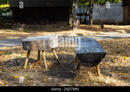 Vecchio tavolo e panca in legno Foto Stock