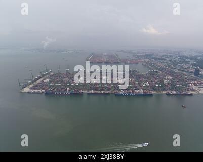 Singapore, regione centrale - Singapore, 6 luglio 2024: Terminal container Pasir Panjang. Vista aerea. Foto Stock