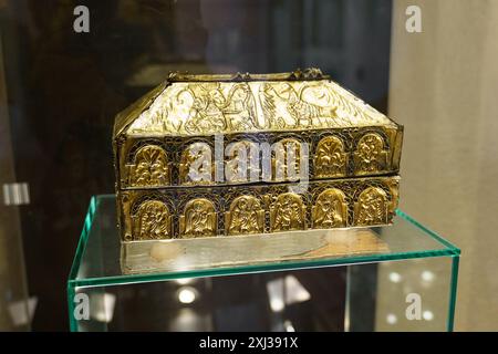 Astorga, Spagna - 4 giugno 2023: Vista ravvicinata di un reliquiario d'oro con intricate incisioni, esposto su una vetrata all'interno del museo ospitato nella Foto Stock