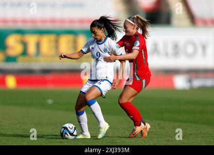 Kaltrina Biqkaj (a sinistra) del Kosovo e Charlotte Estcourt del Galles si battono per il pallone durante la partita di qualificazione a Euro 2025 al Parc-Y-Scarlets di Llanelli. Data foto: Martedì 16 luglio 2024. Foto Stock