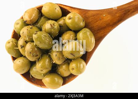 Un cucchiaio di olive verdi con erbe della provenza Foto Stock