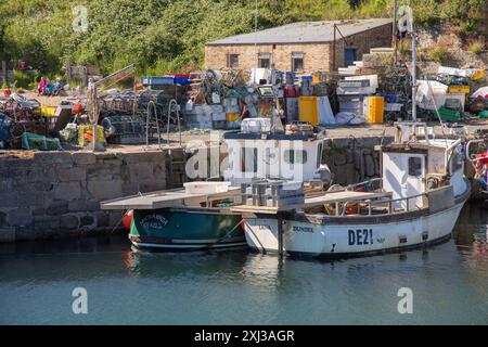 Barche da pesca vicino alla banchina (con attrezzature da pesca) dell'idilliaco porto di Crail, un porto di pescatori a East Neuk, Fife, Scozia, Regno Unito in una giornata di sole Foto Stock