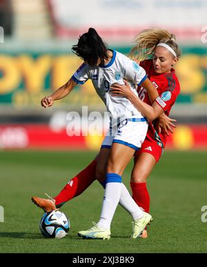 Kaltrina Biqkaj (a sinistra) del Kosovo e Charlotte Estcourt del Galles si battono per il pallone durante la partita di qualificazione a Euro 2025 al Parc-Y-Scarlets di Llanelli. Data foto: Martedì 16 luglio 2024. Foto Stock