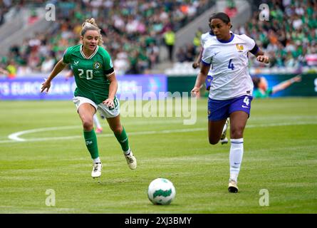 Leanne Kiernan (a sinistra) della Repubblica d'Irlanda e Estelle Cascarino della Francia si battono per il pallone durante la partita di qualificazione a Euro 2025 femminile al Pairc UI Chaoimh di Cork, in Irlanda. Data foto: Martedì 16 luglio 2024. Foto Stock