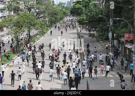 Le proteste a livello nazionale del Bangladesh chiedono l'abolizione della quota nei posti di lavoro governativi i manifestanti anti anti-quota e gli studenti che sostengono lo scontro di partito al governo della Lega Awami a Dacca il 16 luglio 2024. Almeno cinque manifestanti sono stati uccisi in Bangladesh il 16 luglio durante violenti scontri tra gruppi studenteschi rivali per quote di posti di lavoro governativi ambiti, ha detto la polizia, un giorno dopo che più di 400 altri sono rimasti feriti. Dhaka Distretto di Dhaka Bangladesh Copyright: XHabiburxRahmanx Foto Stock