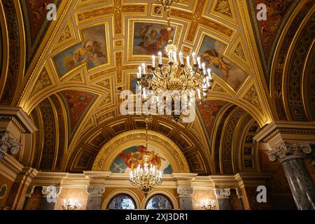 Budapest, Ungheria, 18 maggio 2024. Un modello simmetrico e circolare di vista grandangolare su un soffitto del Teatro dell'Opera in Ungheria. Dettagli interni di Foto Stock