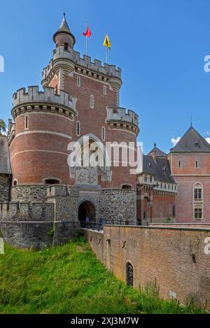 Ingresso Kasteel van Gaasbeek, originariamente castello fortificato medievale del XIII secolo ma rinnovato nel XIX secolo, Lennik, Brabante fiammingo, Belgio Foto Stock