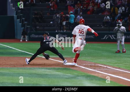 Città del Messico, Messico. 12 luglio 2024. Jose Marmolejos #46 di Diablos Rojos corre fino alla prima base contro Guerreros de Oaxaca durante la partita 1 della serie 2024 della Mexican Baseball League (LMB) allo stadio Alfredo Harp Helú. Diablos Rojos sconfigge Guerreros de Oaxaca 13-2. Il 12 luglio 2024 a città del Messico, Messico. (Foto di Carlos Santiago/ Eyepix Group/Sipa USA) credito: SIPA USA/Alamy Live News Foto Stock