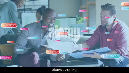 Immagine di barre di notifica con numeri, vari colleghi di sesso maschile che analizzano il rapporto sulle vendite in ufficio. Composito digitale, esposizione multipla, social media, Foto Stock