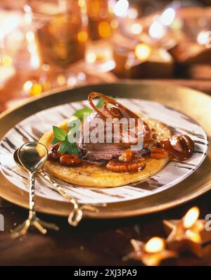 blinis al cioccolato tiepidi, noci pecan caramellizzate Foto Stock