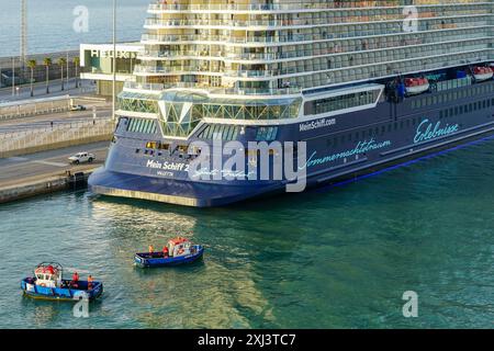 Barcellona, Spagna - 25 maggio 2024: Due imbarcazioni pilota nella parte posteriore della nave da crociera Mein Schiff 2 Foto Stock