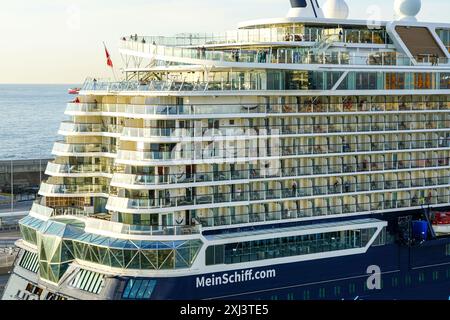 Barcellona, Spagna - 25 maggio 2024: Parte posteriore della nave da crociera Mein Schiff 2 con balconi delle cabine Foto Stock