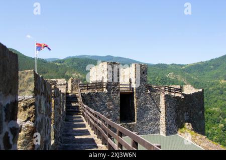 La fortezza di Maglič, una splendida roccaforte medievale in Serbia, si trova in cima a una collina nella pittoresca valle del fiume Ibar. Circondato da vegetazione lussureggiante e Foto Stock