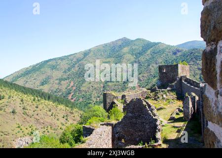 La fortezza di Maglič, una splendida roccaforte medievale in Serbia, si trova in cima a una collina nella pittoresca valle del fiume Ibar. Circondato da vegetazione lussureggiante e Foto Stock