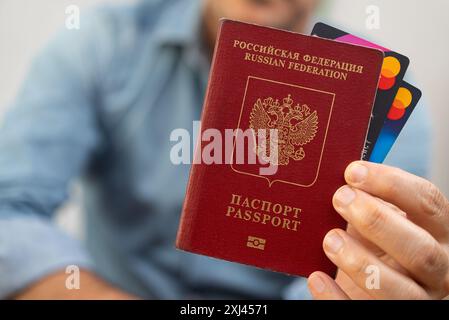 L'uomo ha carte di credito con passaporto della Federazione Russa che si prepara ad aprire il conto in banca Foto Stock