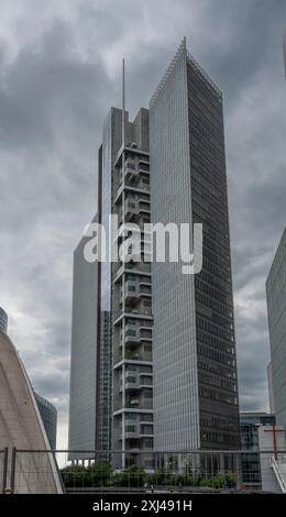 La Defense Parigi, Francia - 07 11 2024: Quartiere la Defense. Vista panoramica del quartiere delle torri di difesa dalla piazza Foto Stock