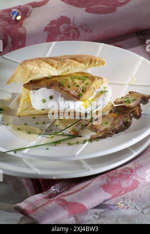 Uovo in camicia e foie gras in pasta sfoglia Foto Stock