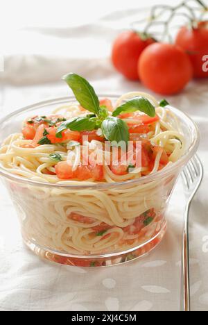 Spaghetti con pomodori crudi Foto Stock