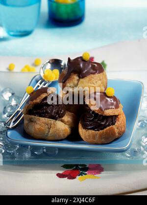 Crema di cioccolato bignè Foto Stock