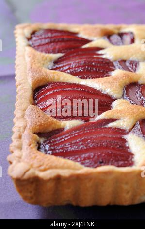 Pere in camicia con crostata di vino rosso Foto Stock