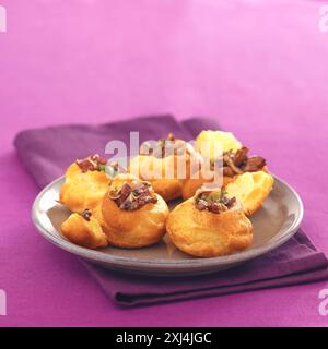 sfoglie di pasta ripiene di funghi e fegati di pollo Foto Stock