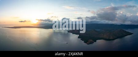 L'alba illumina la panoramica isola di Pulau Lembata, tra Alor e Flores, Indonesia. Questa zona biodiversificata fa parte del famoso Ring of Fire. Foto Stock