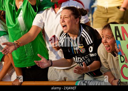 Leiria, Portogallo. 16 luglio 2024. Leiria, Portogallo, 16 luglio 2024: Tifosa del Portogallo dopo la partita internazionale delle qualificazioni europee femminili tra Portogallo e Malta all'Estadio Dr Magalhaes Pessoa di Leiria, Portogallo. (Pedro Porru/SPP) credito: SPP Sport Press Photo. /Alamy Live News Foto Stock