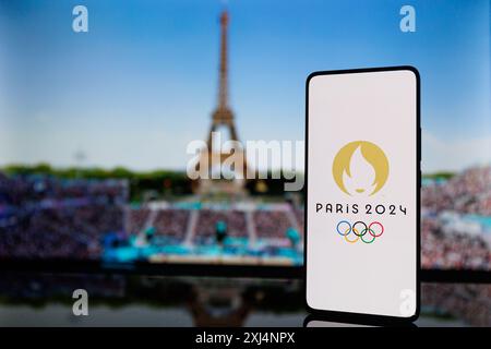 Logo dei giochi olimpici estivi di Parigi di fronte all'immagine della Torre Eiffel. Giochi olimpici di Parigi 2024 in Francia Foto Stock