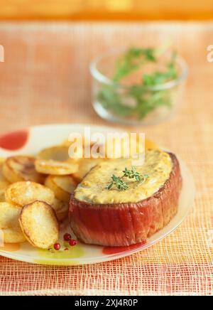 Tournedos con salsa di senape e patate fritte in padella Foto Stock
