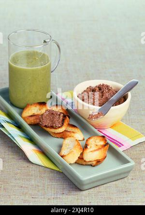Crema di broccoli e stuzzichini di senape su crostini Foto Stock