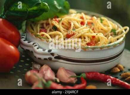 Spaghetti con peperoni rossi caldi Foto Stock