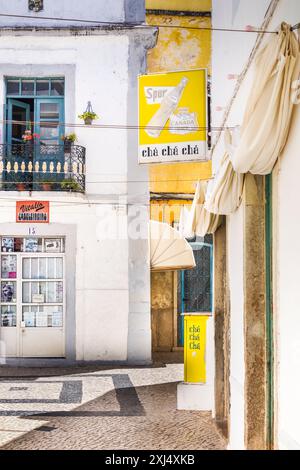 Strada pittoresca a Olhão, Portogallo (Algarve) Foto Stock