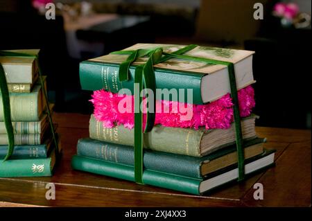 Libri e garofani (tema: decorazione floreale) Foto Stock