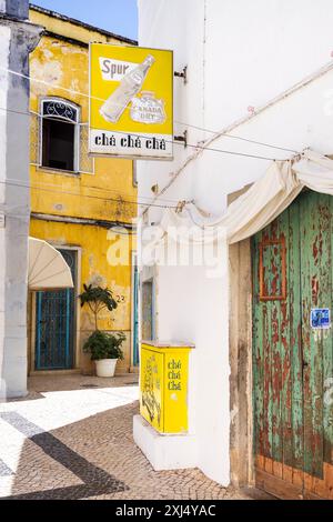 Strada pittoresca a Olhão, Portogallo (Algarve) Foto Stock