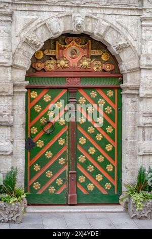 Porta storica ornata in un muro di pietra, disegnata artisticamente ed elegantemente, tallinn, estonia Foto Stock