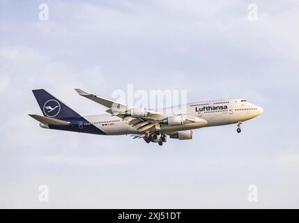 Aeromobili in avvicinamento, Lufthansa Boeing 747-400, Fraport, Francoforte sul meno, Assia, Germania Foto Stock