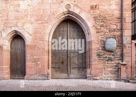 Vecchio municipio nel centro storico, facciata in arenaria, porte in legno. Miltenberg, bassa Franconia, Baviera, Germania Foto Stock