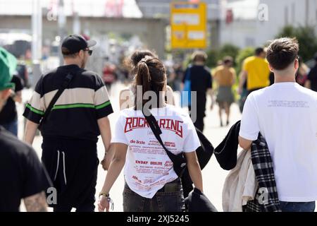 Adenau, Germania, 8 giugno 2024: I tifosi si stanno dirigendo da uno dei campeggi del Rock am Ring al sito del festival. Il festival si svolge al Foto Stock