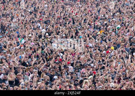 Adenau, Germania, 8 giugno 2024: I fan ascoltano la band Donots e alzano le braccia in aria al Rock am Ring. Il festival si svolge al Foto Stock