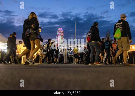 Adenau, Germania, 8 giugno 2024: Fan al Rock am Ring Festival. Il festival si svolge presso il circuito di Nuerburgring vicino alla città di Adenau da Foto Stock